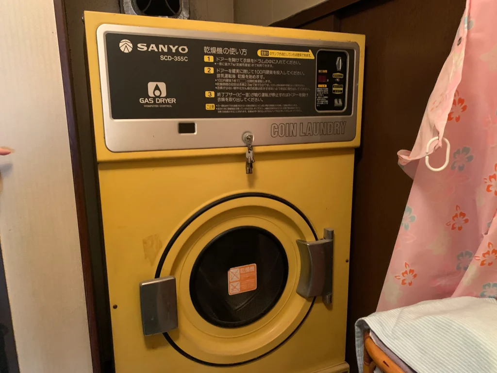 黄色い旧型コインランドリー