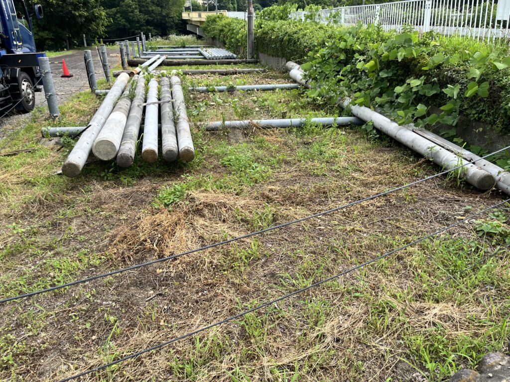 クレーン付きトラックを使い、安全かつ迅速にコンクリート柱を回収します