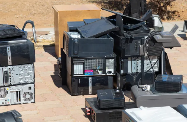 廃棄パソコンが並んでいます。